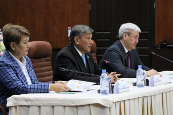 Фотография к новости: Болашақ заң қорғаушылар Сенат депутатымен кездесті