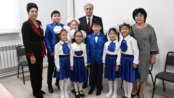 Фотография к новости: Президент мәдениет үйіне суретші Ә.Баяндиннің картинасын тарту етті