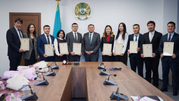 Фотография к новости: Министр жас ғалымдарға пәтер сертификаттарын табыстады