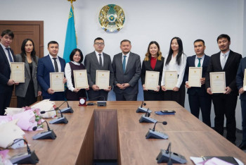 Фотография к новости: Министр жас ғалымдарға пәтер сертификаттарын табыстады