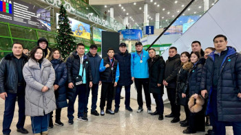 Фотография к новости: Жанкүйерлер бокстан Азия чемпионатының жүлдегерлерін әуежайдан қарсы алды