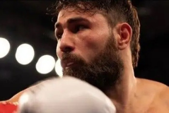 Садриддин Ахмедов америкалық боксшыны техникалық нокаутпен жеңді