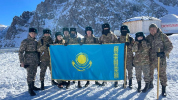 Фотография к новости: Алматылық оқушылар Тәуелсіздік күнін шыңда атап өтті