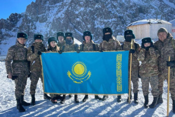 Алматылық оқушылар Тәуелсіздік күнін шыңда атап өтті