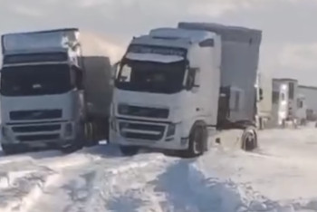 Маңғыстау облысында 13 жүк көлігі қар құрсауында қалды