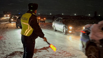 Фотография к новости: Түркістанда полиция 200-ден астам жүк көлігіне көмектесті