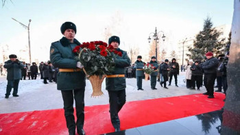 Фотография к новости: Семейде Қайрат Рысқұлбековтің ескерткішіне гүл шоқтары қойылды