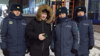 Фотография к новости: Ұландықтар екі азаматтың жоғалған телефондарын қайтарып берді