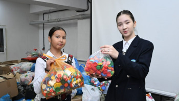 Фотография к новости: Таза Қазақстан: пластикалық қалдықтардан жасалған жаңа жылдық шырша