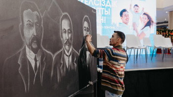 Фотография к новости: Тәуелсіздік күні: Астанадағы ірі сауда орталығында Алаш қайраткерлерінің бейнесі бормен салынды