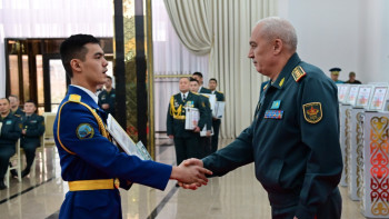 Фотография к новости: Қарулы күштердің үздік әскери қызметшілеріне құрмет көрсетілді