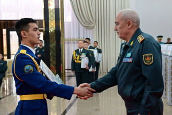 Фотография к новости: Қарулы күштердің үздік әскери қызметшілеріне құрмет көрсетілді