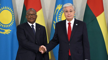 Фотография к новости: Президент пен Умару Сисоку Эмбало шағын құрамда келіссөз жүргізді