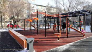 Фотография к новости: Алматының Әуезов ауданында аулаларды көркейту жұмыстары жалғасуда