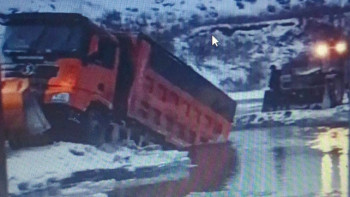 Фотография к новости: СҚО-да көпір бөлініп, жүк көлігі өзенге түсіп кетті