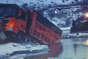 Фотография к новости: СҚО-да көпір бөлініп, жүк көлігі өзенге түсіп кетті