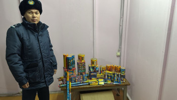 Фотография к новости: Елордада полицейлер лицензиясыз пиротехникалық заттарды тәркіледі