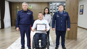 Фотография к новости: Полицияға көмектесіп жүрген мүмкіндігі шектеулі азамат марапатталды
