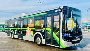 Фотография к новости: Алматы көшелерінде қоғамдық көліктер мерекелік безендірілді