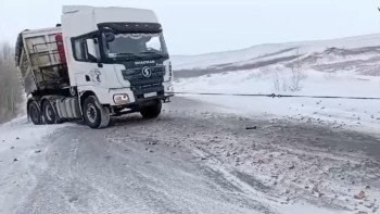 Фотография к новости: Қарағандылық жолшылар жүк көлігін апаттан құтқарды