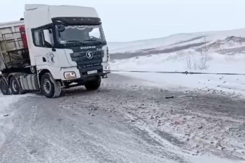 Фотография к новости: Қарағандылық жолшылар жүк көлігін апаттан құтқарды