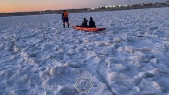 Фотография к новости: Мұз үстінде ойнап жүрген екі бала құтқарылды