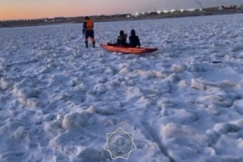 Фотография к новости: Мұз үстінде ойнап жүрген екі бала құтқарылды