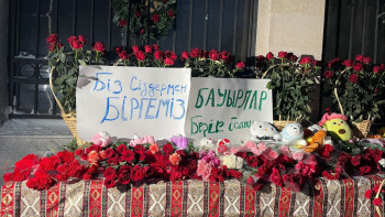 Фотография к новости: Астаналықтар Қазақстандағы Әзербайжан елшілігіне гүл шоқтарын қойып жатыр