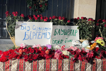 Фотография к новости: Астаналықтар Қазақстандағы Әзербайжан елшілігіне гүл шоқтарын қойып жатыр