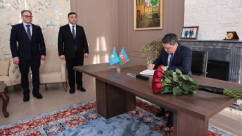 Фотография к новости: Бектенов Әзербайжан елшілігінің көңіл айту кітабына жазба қалдырды