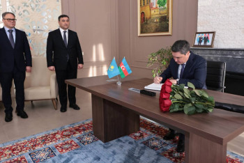 Фотография к новости: Бектенов Әзербайжан елшілігінің көңіл айту кітабына жазба қалдырды