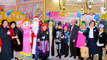 Фотография к новости: Зейнеткерлер ерекше балаларға шырша мерекесін ұйымдастырды