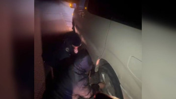 Фотография к новости: Ақмолада полицейлер жолда қалған көлік иесіне көмектесті