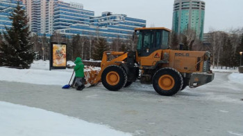 Фотография к новости: Астанада 2,6 мыңнан астам жол жұмысшы қар күреуге шықты