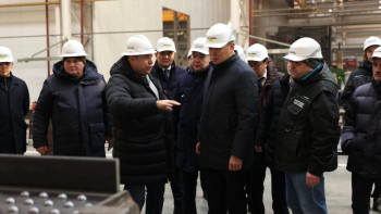 Фотография к новости: Қанат Шарлапаев Атыраудағы вагон жасайтын зауыттың қызметімен танысты