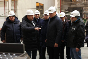 Фотография к новости: Қанат Шарлапаев Атыраудағы вагон жасайтын зауыттың қызметімен танысты