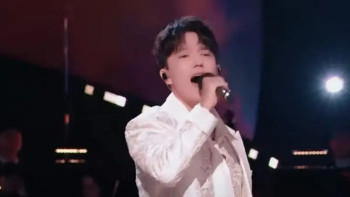 Фотография к новости: Димаш Қытайдың Чэнду қаласында өткен жаңа жылдық концертте өнер көрсетті