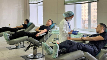 Фотография к новости: Ақтау гарнизонының әскери қызметшілері ұшақ апатынан зардап шеккен жолаушыларға қан тапсырды