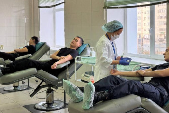 Ақтау гарнизонының әскери қызметшілері ұшақ апатынан зардап шеккен жолаушыларға қан тапсырды