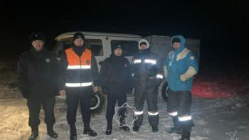 Фотография к новости: Ақтөбелік құтқарушылар қар құрсауында қалған адамдарды алып шықты