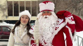 Фотография к новости: Аяз ата мен Ақшақар елорда көшелерін аралап, тұрғындарға тәттілер таратты