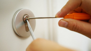 Фотография к новости: Қымбат сағаттар мен қомақты қаржы: елордадағы ең үлкен пәтер ұрлығы