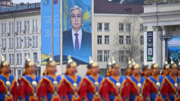 Фотография к новости: Король сарайы, салт аттылар шеруі: Биыл Тоқаевты шет елдерде қалай қарсы алды