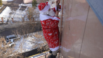 Фотография к новости: Аяз Ата сыйлықтармен шатырдан түсіп, терезеден кірді