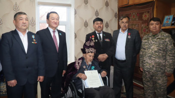 Фотография к новости: Әскери қызметшілер майдангерді ғасырлық мерейтойымен құттықтады