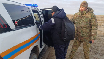 Фотография к новости: Атырауда жолда қалған жолаушы құтқарылды