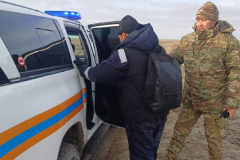 Фотография к новости: Атырауда жолда қалған жолаушы құтқарылды