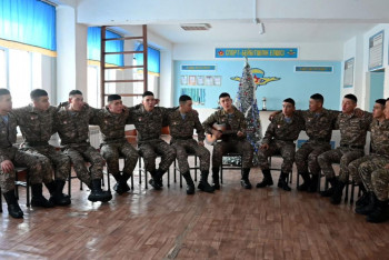 Әскер сапындағы сарбаздар жаңа жылды қарсы алды