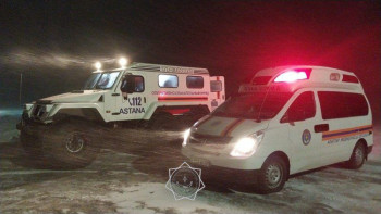 Фотография к новости: ТЖМ қызметкерлері қиын жағдайда қалған науқасқа көмек көрсетті