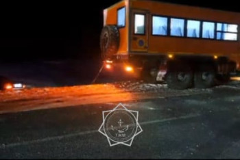 Фотография к новости: Қарағандыда ТЖМ құтқарушылары жүргізуші мен жолаушыға көмекке келді